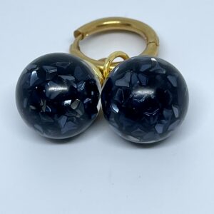 Captured 'Diamonds' black