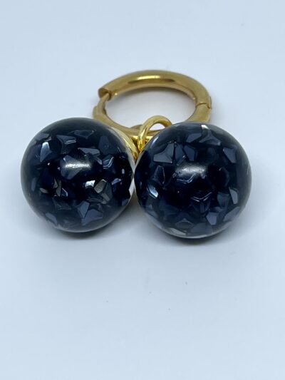 Captured 'Diamonds' black